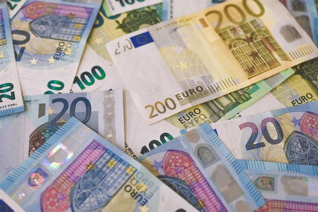 Farklı euro banknotlarının gösterimi